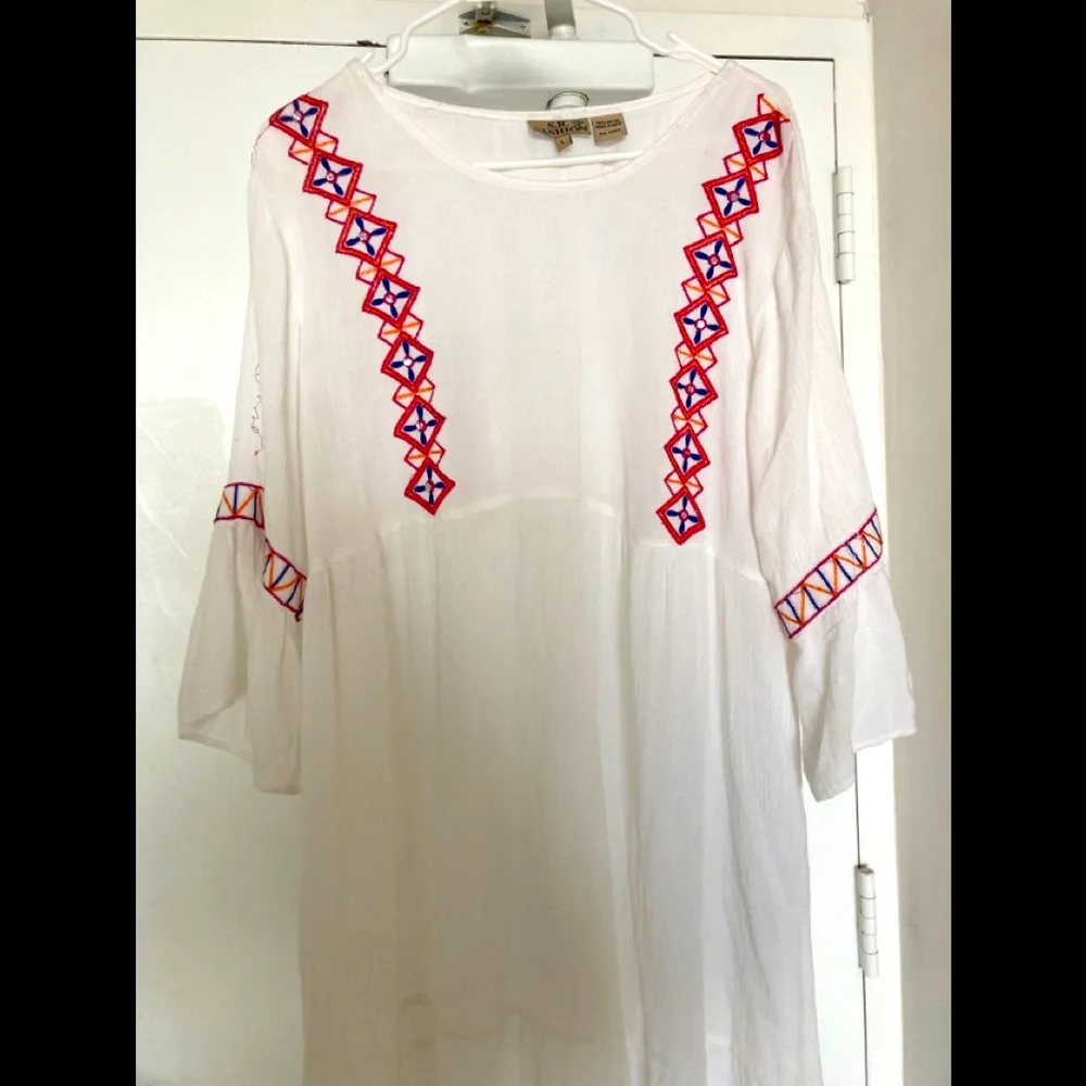 A. F. Fashion white gauze dress size large with some geometric decor. - Picture 3 of 13